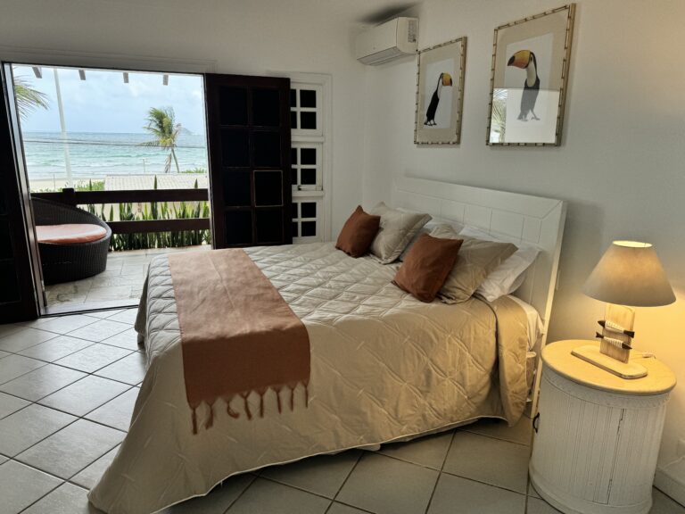 Suíte 2 – King size, solteiro + auxiliar, hidro, vista mar & piscina