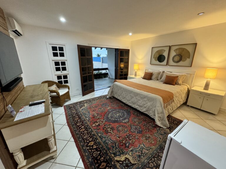 Suíte 1 – King size, hidro, vista mar & piscina