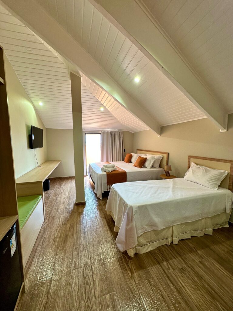 Suíte 13 – King size, solteiro, jacuzzi na varanda (familiar)